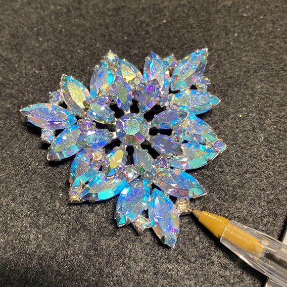 Vintage Blue Iridescent Brooch READ - Picture 3 of 4